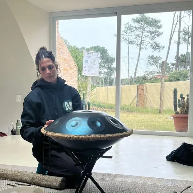 Una integrante del equipo con un handpan durante la jornada.