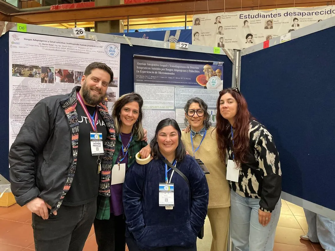 Integrantes del equipo frente al póster presentado en la convención